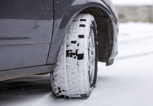 Hemmeligheden bag sikker vinterkørsel: Hvad du ikke vidste om vinterdæk close up detail car wheel with new black rubber ti 2023 11 27 05 02 44 utc scaled e1729498123773 - Hemmeligheden bag sikker vinterkørsel: Hvad du ikke vidste om vinterdæk
