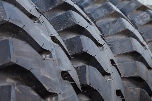 truck tire stack background 2025 01 09 06 04 05 utc 1 - Vigtigheden af korrekt dæktryk